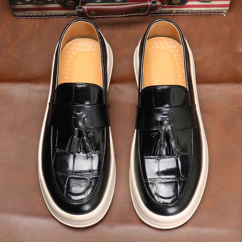 Masculino na moda personalizado designer borlas mocassins deslizamento-em sapatos de couro casuais masculino festa de casamento sola grossa aumentada
